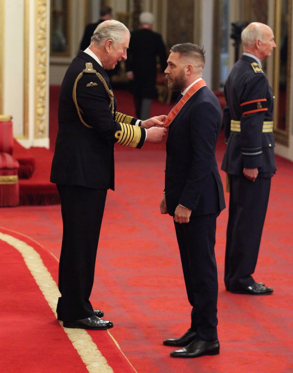 Том Харди получил Орден Британской империи принц Чарльз