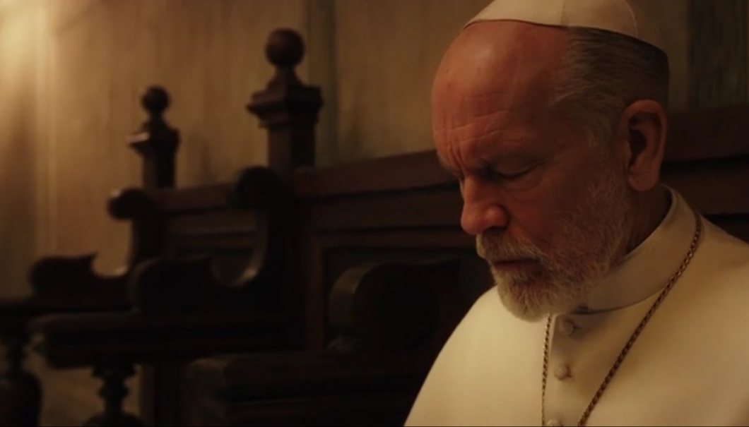 Новый Папа 3 серия Джон Малкович молится