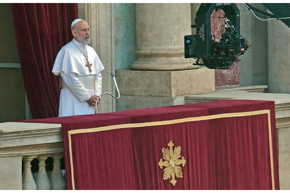 Новый Папа 3 серия Джон Малкович трибуна Ватикана
