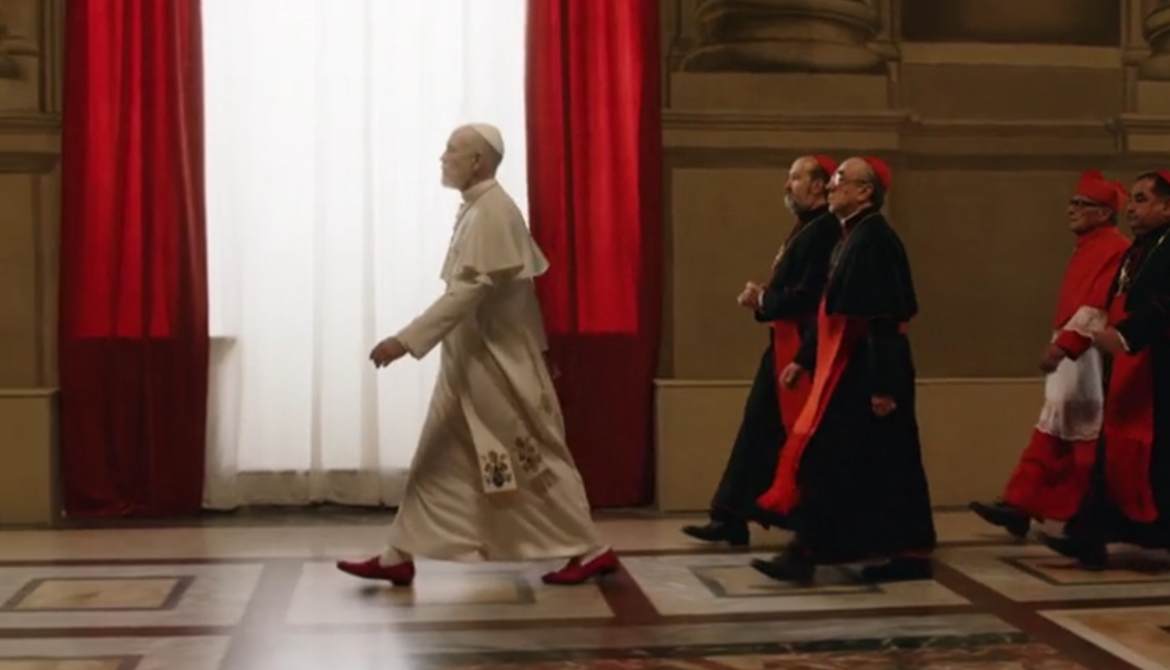 Новый Папа 9 серия Джуд Лоу плавки