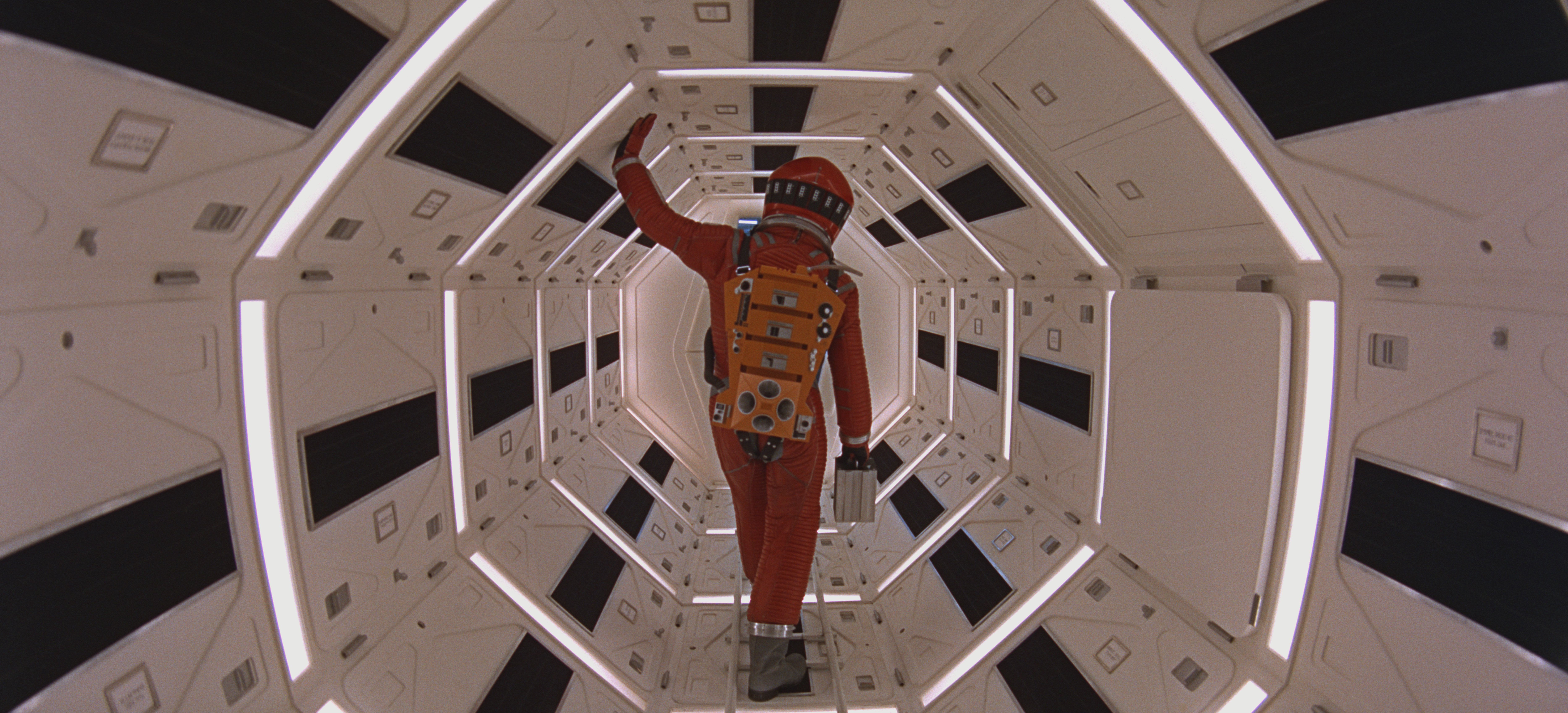 9. Космическая одиссея 2001 года 2001: A Space Odyssey (1968), оператор Джеффри Ансуорт, дополнительный оператор Джон Олкотт (режиссер Стэнли Кубрик)