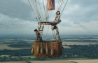 Дуэт Эдди Редмейна и Фелисити Джонс на воздушном шаре в трейлере «Аэронавты»
