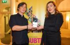 Кілліан Мерфі вручив генеральній продюсерці ОМКФ Юлії Сінькевич нагороду за внесок у розвиток українського кіно