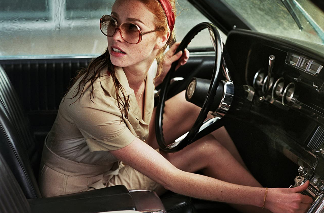 Дама в очках и с ружьём в автомобиле (La dame dans l'auto avec des lunettes et un fusil) 2015