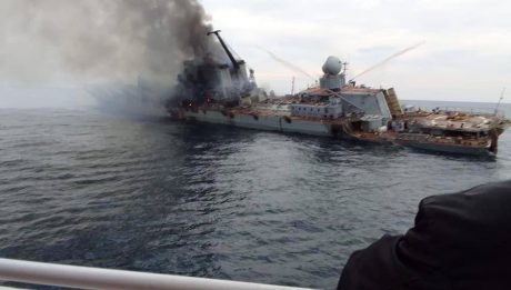 Буксирування палаючого крейсера «москва» після того, як його було підбито двома українськими ракетами «Нептун» (українська протикорабельна крилата ракета)