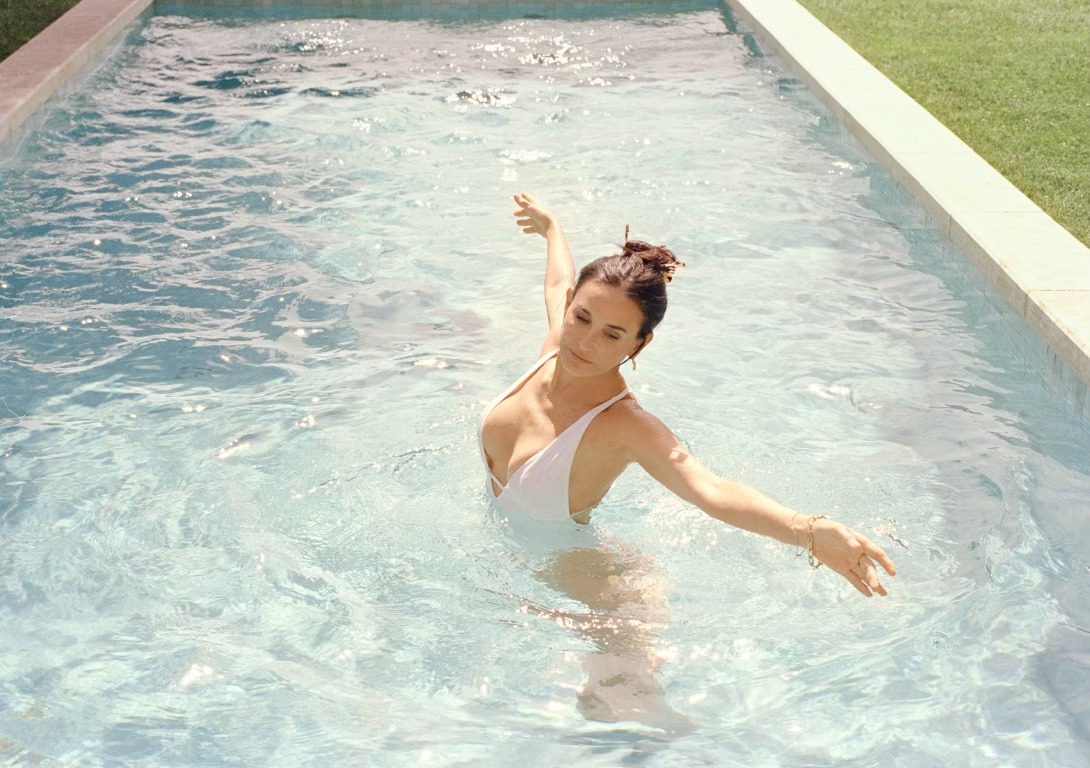 Демі Мур продовжує рекламувати купальники у ефектній фотосесії