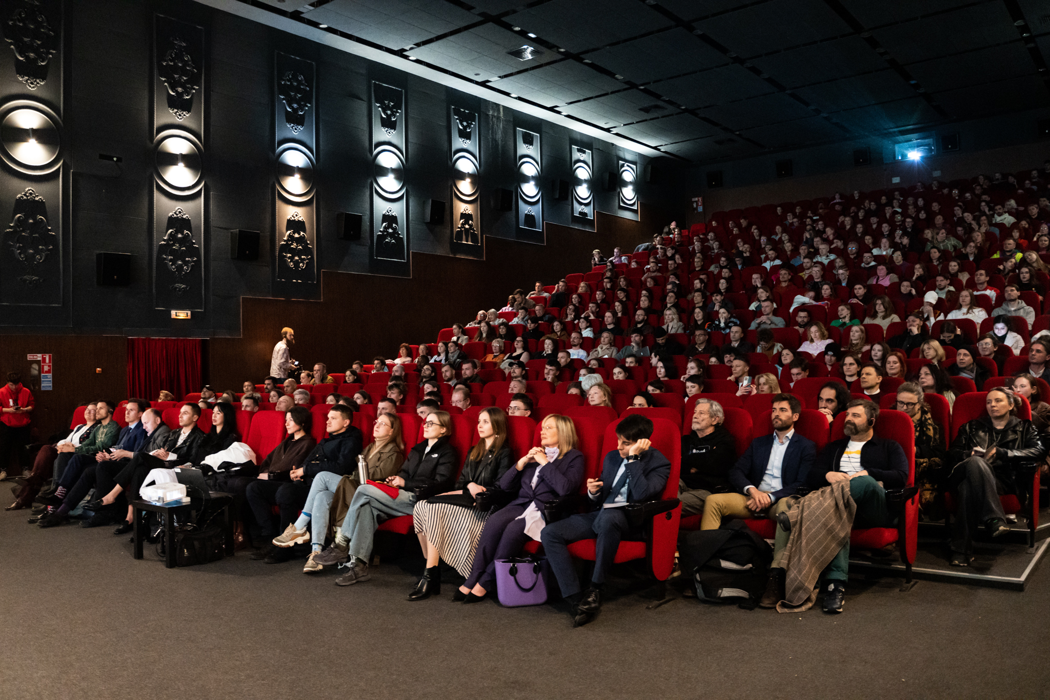Напередодні фестиваль квір-кіно SUNNY BUNNY відкрився в Києві, в кінотеатрі «Жовтень» з аншлагом