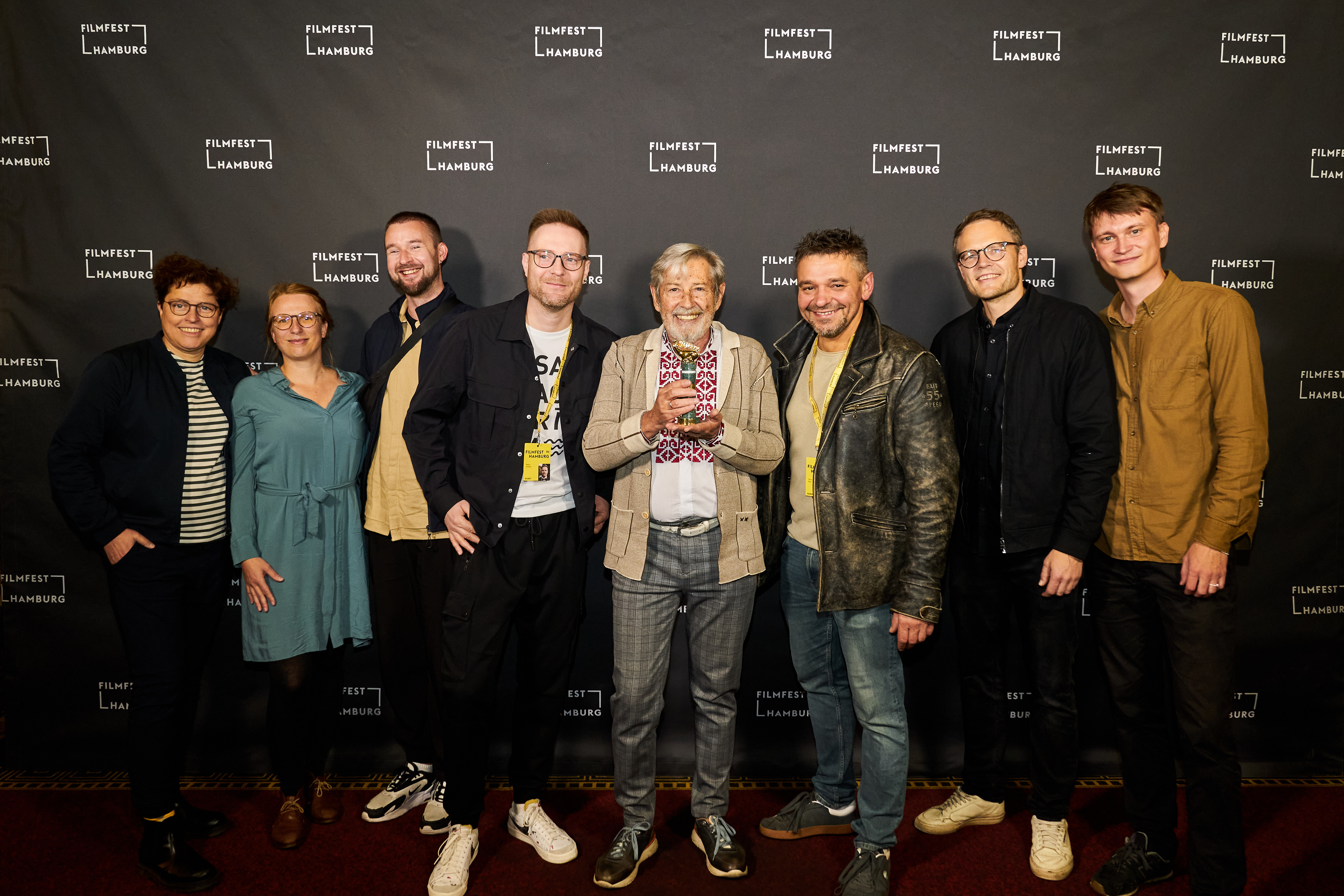 Зліва направо програмерка FILMFEST HAMBURG Катрін Кольштедте, професорка Стефані Водріг з міської ради м. Гамбург, програмер КМКФ Молодість Богдан Жук, режисер Денис Тарасов, генеральний директор КМКФ Молодість Андрій Халпахчі, режисер Тарас Дронь, програмний координатор FILMFEST HAMBURG Даріо Бекер