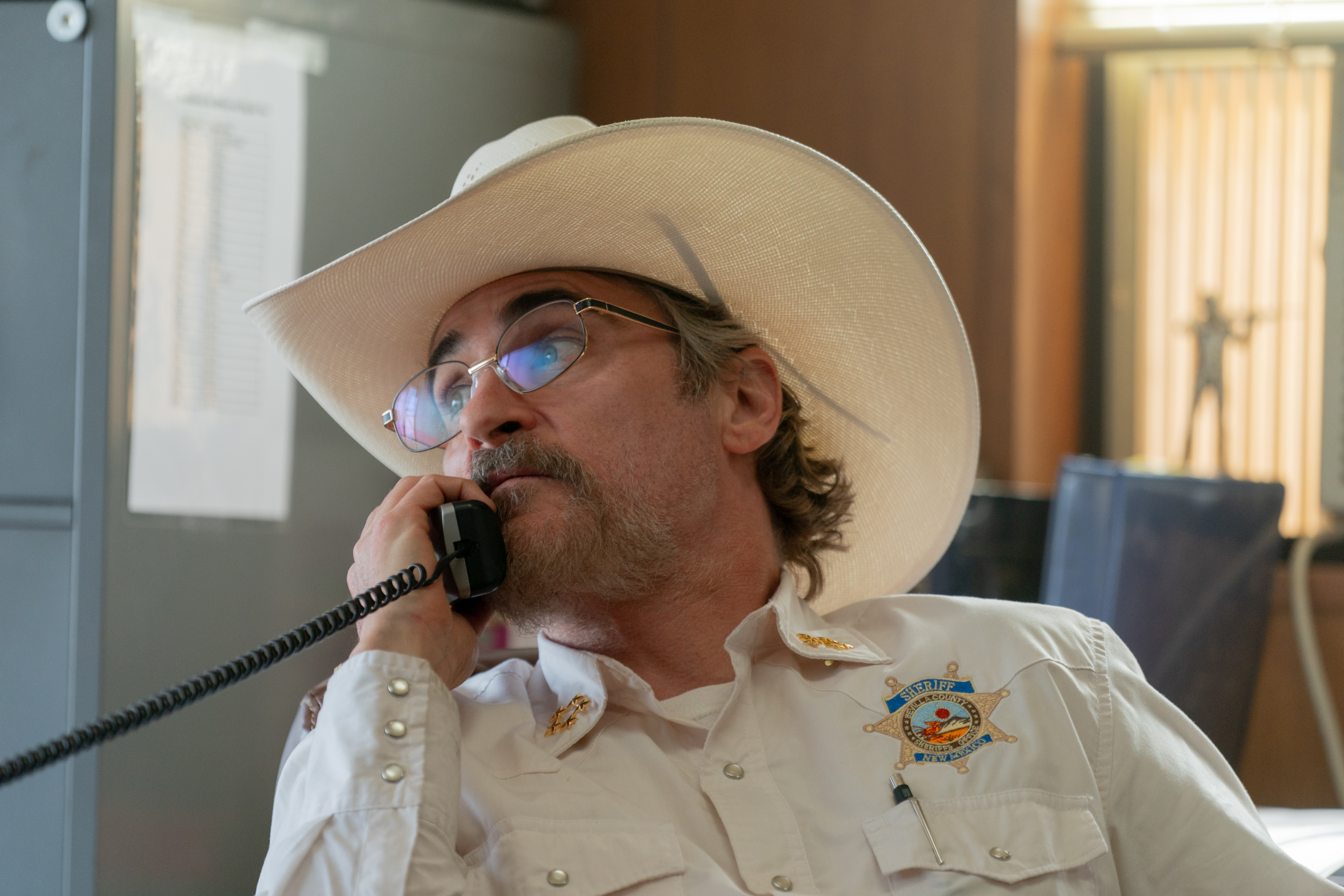 “Еддінгтон” комедійний трилер із Хоакіном Феніксом, Педро Паскалем та Еммою Стоун у головних ролях