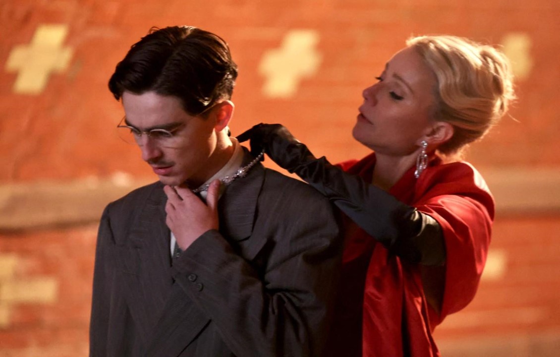 Тімоті Шаламе та Гвінет Пелтроу в авантюрній стрічці “Марті Супрім. Геній комбінацій”