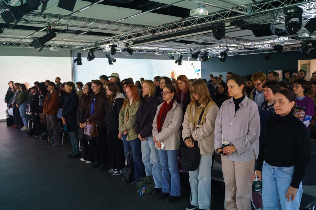 Гості церемонії відкриття під час хвилини мовчання