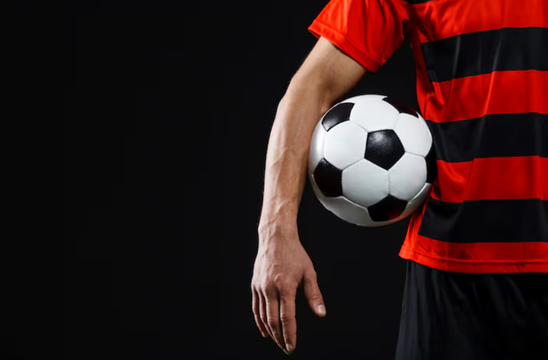 Гравець з футбольним м'ячем
