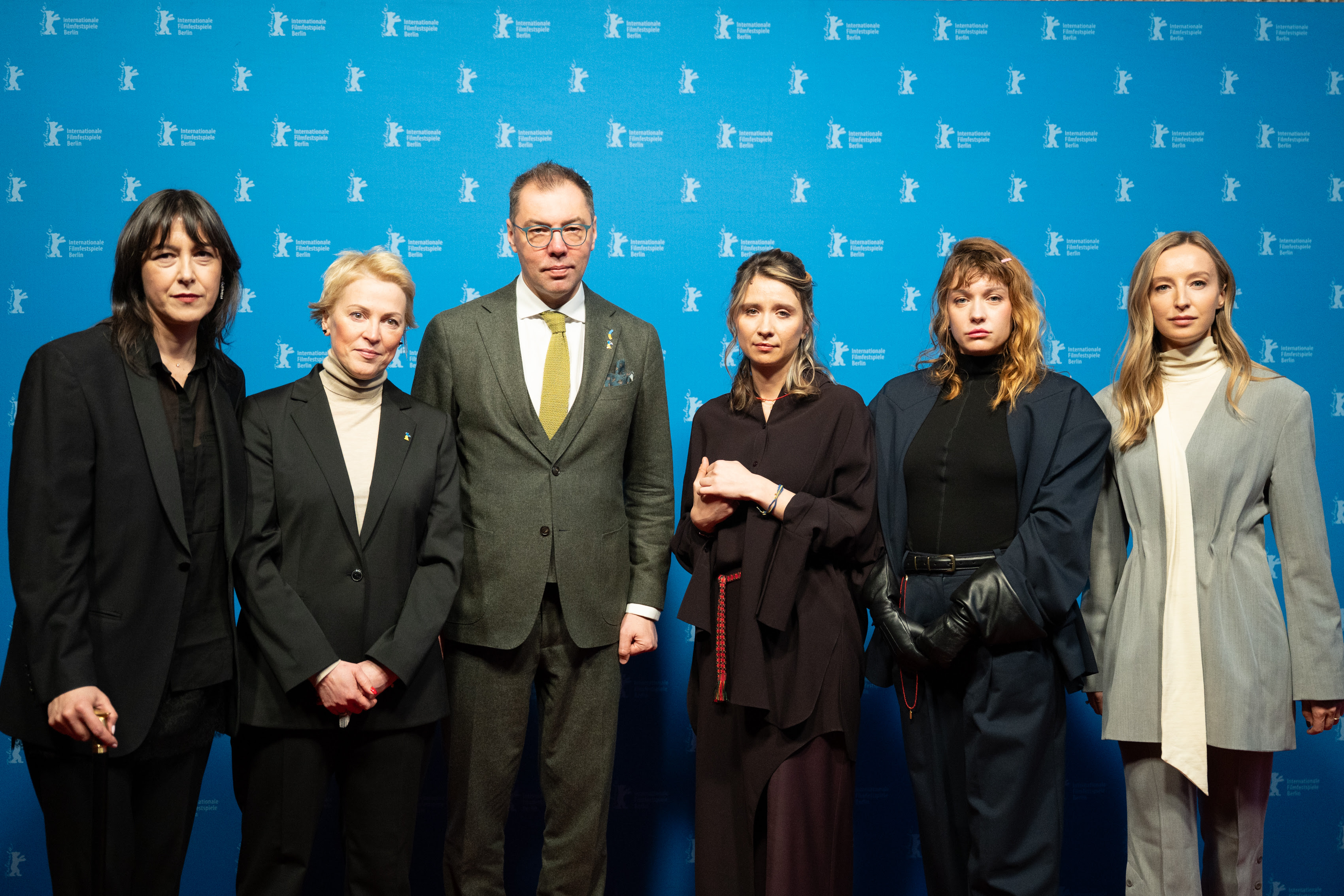 На фото продюсерки Ольга Брегман та Наталія Лібет, Надзвичайний і Повноважний Посол України в Німеччині Олексій Макеєв, режисерка Аліа Коваленко та співрежисерка Марися Нікітюк