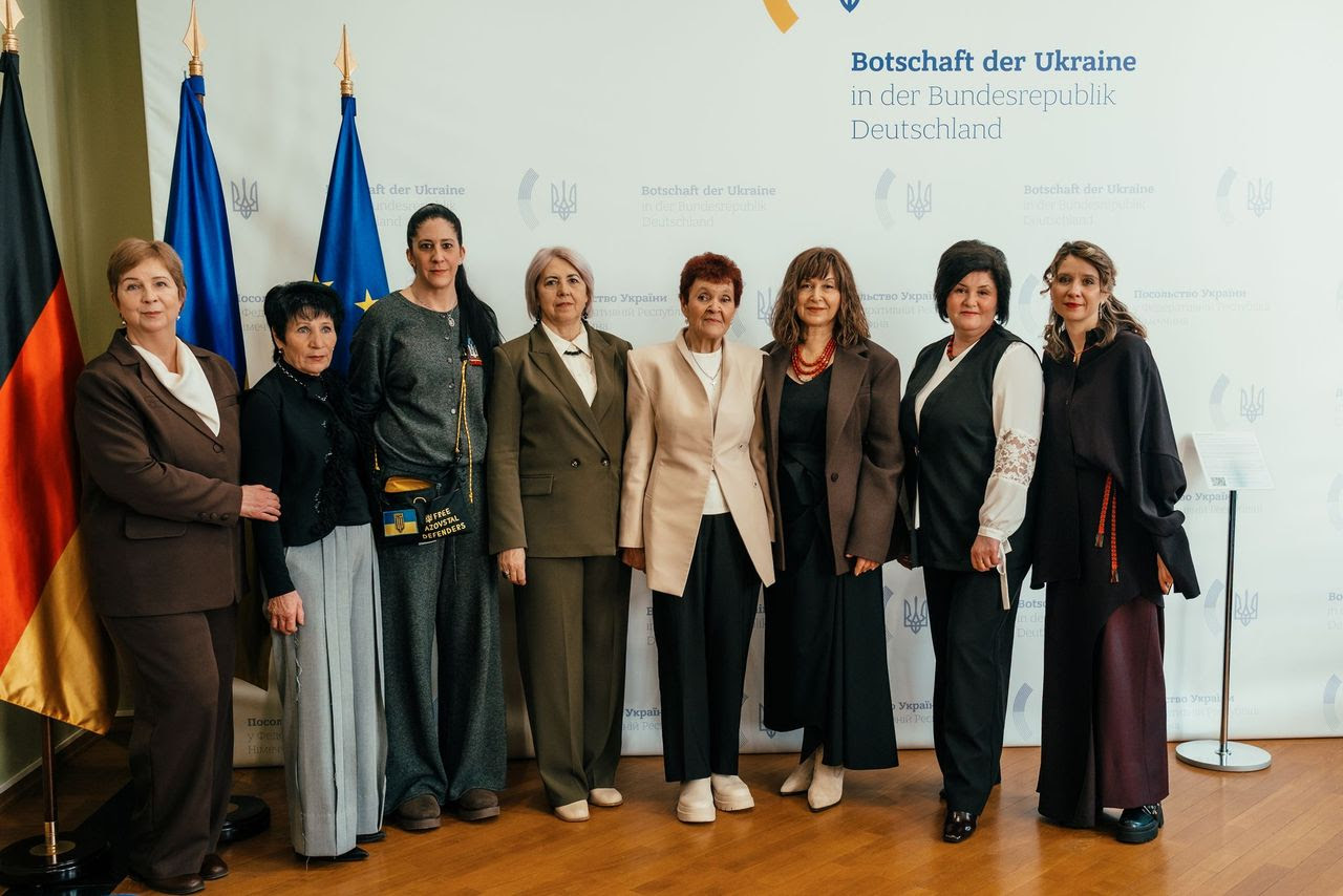 На фото режисерка Аліса Коваленко та героїні фільму Сліди Traces