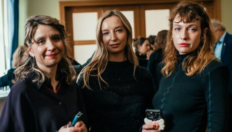 На фото співрежисерка Марися Нікітюк, продюсерка Ольга Брегман та Аліса Коваленко