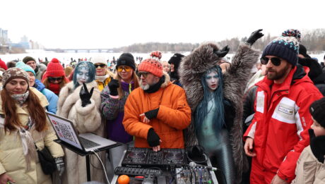 На Русанівській косі помітили русалок, які танцювали з киянами