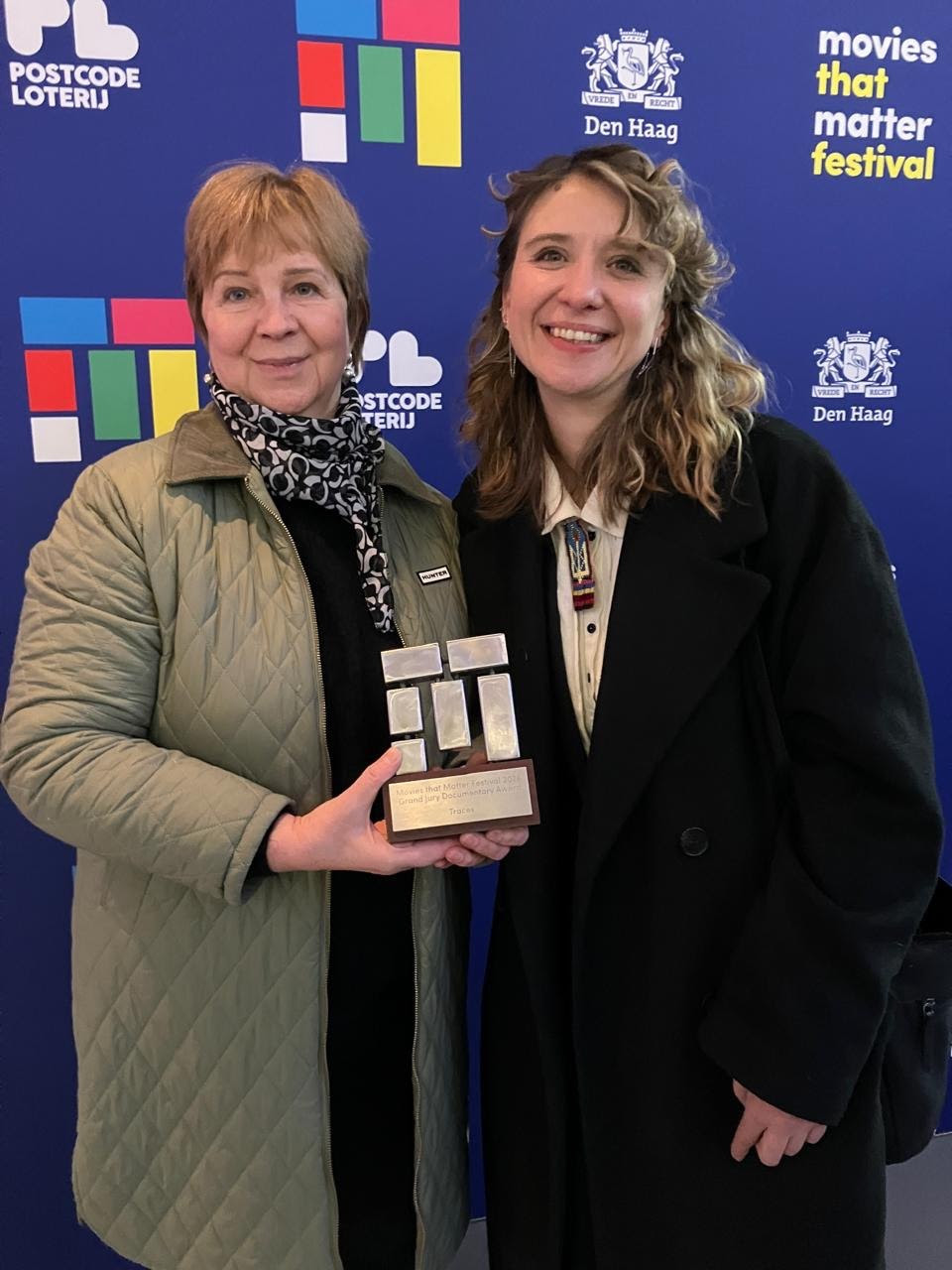 На фото режисерка Аліса Коваленко та героїня фільму Ірина Довгань з нагородою